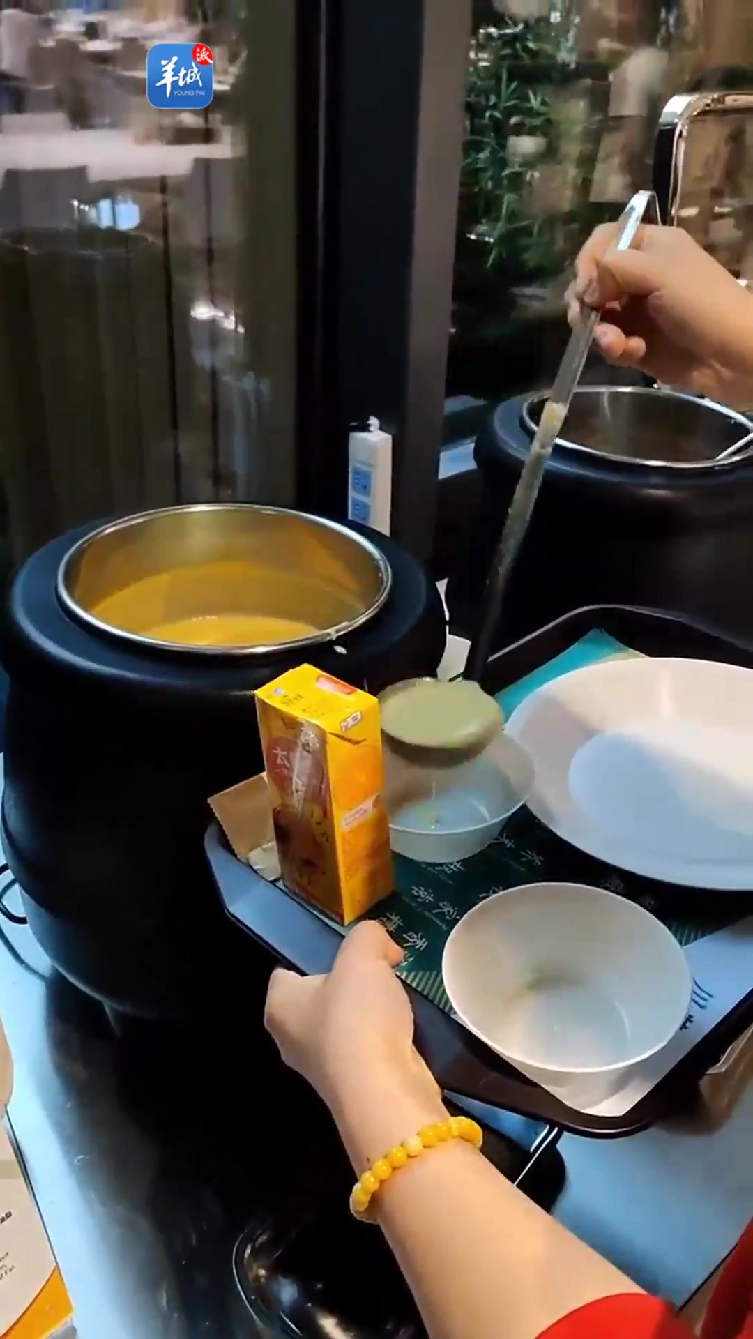 大运会媒体食堂花样多,阿叔砸三大炮惹人关注|大运龙门阵