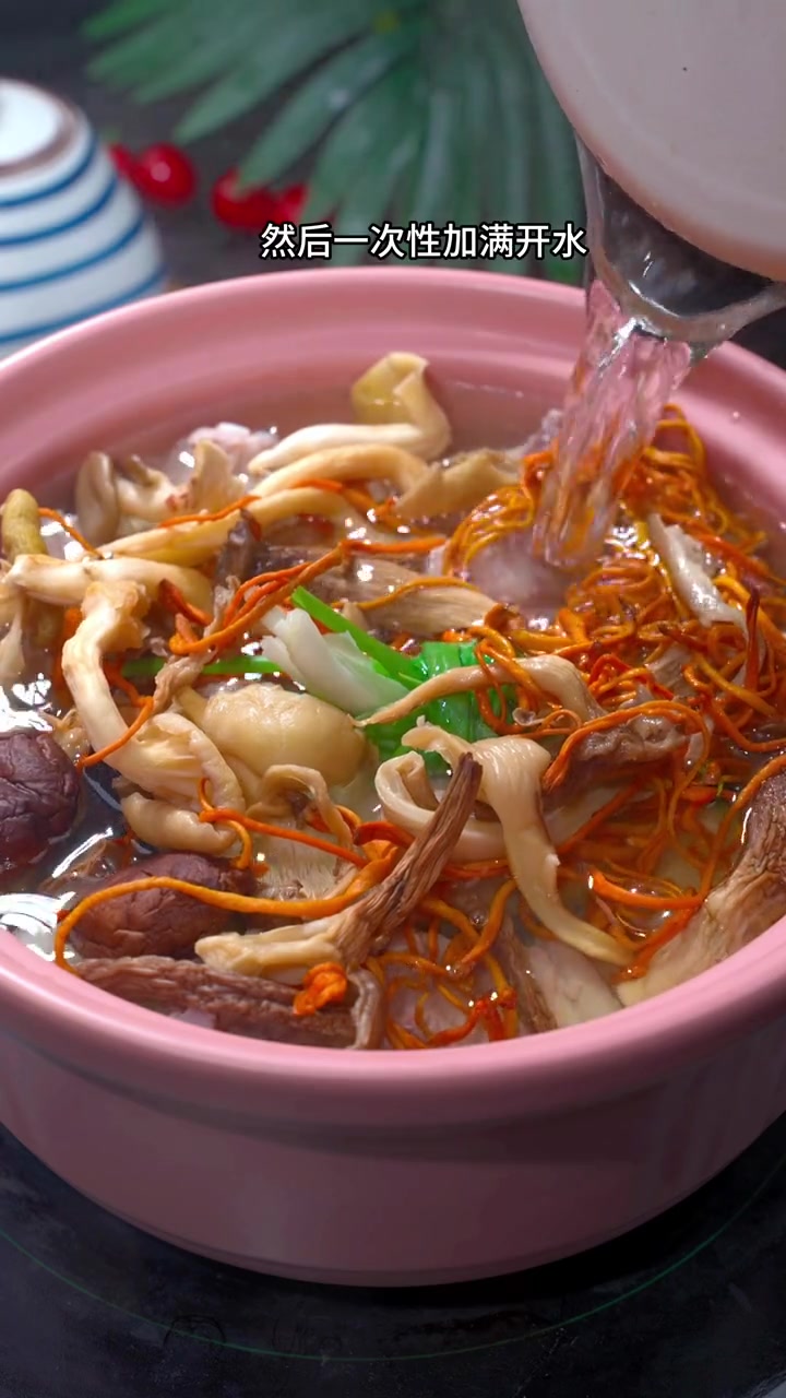 夏天天气炎热、容易出汗多、要多做这个 冬瓜排骨汤 给家人喝、清凉又解释 汤鲜味美 美食