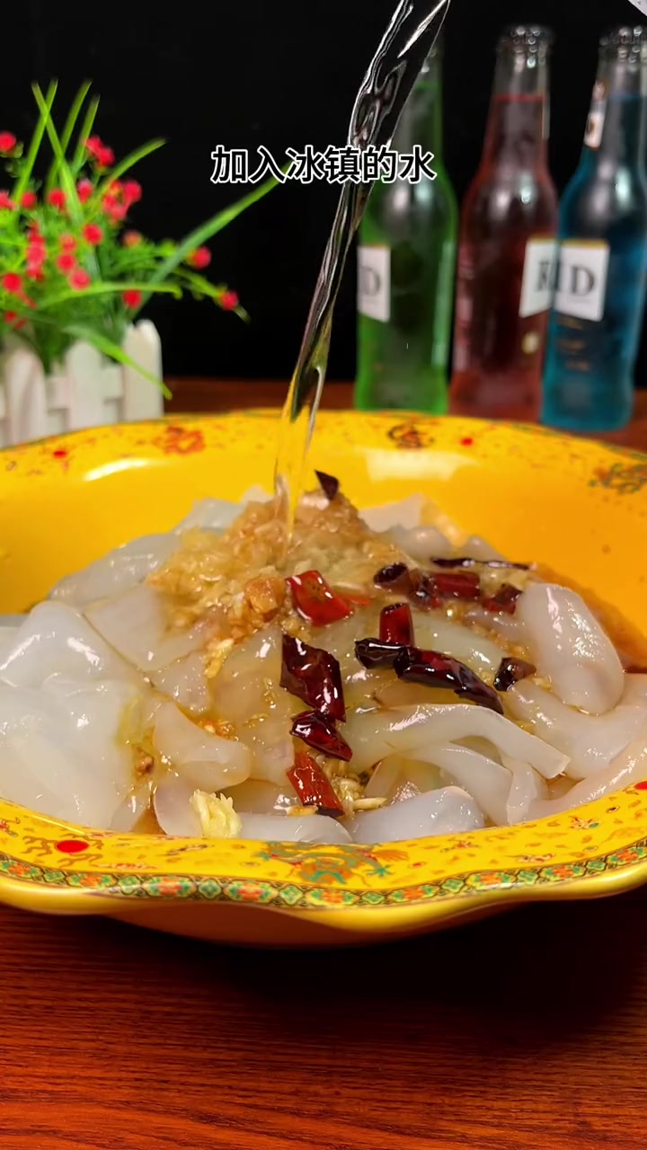 炎热的夏天不想吃饭,那这个黄瓜粉皮汤你可以试试,冰凉爽口真不错 美食教程 美食 黄瓜粉皮汤