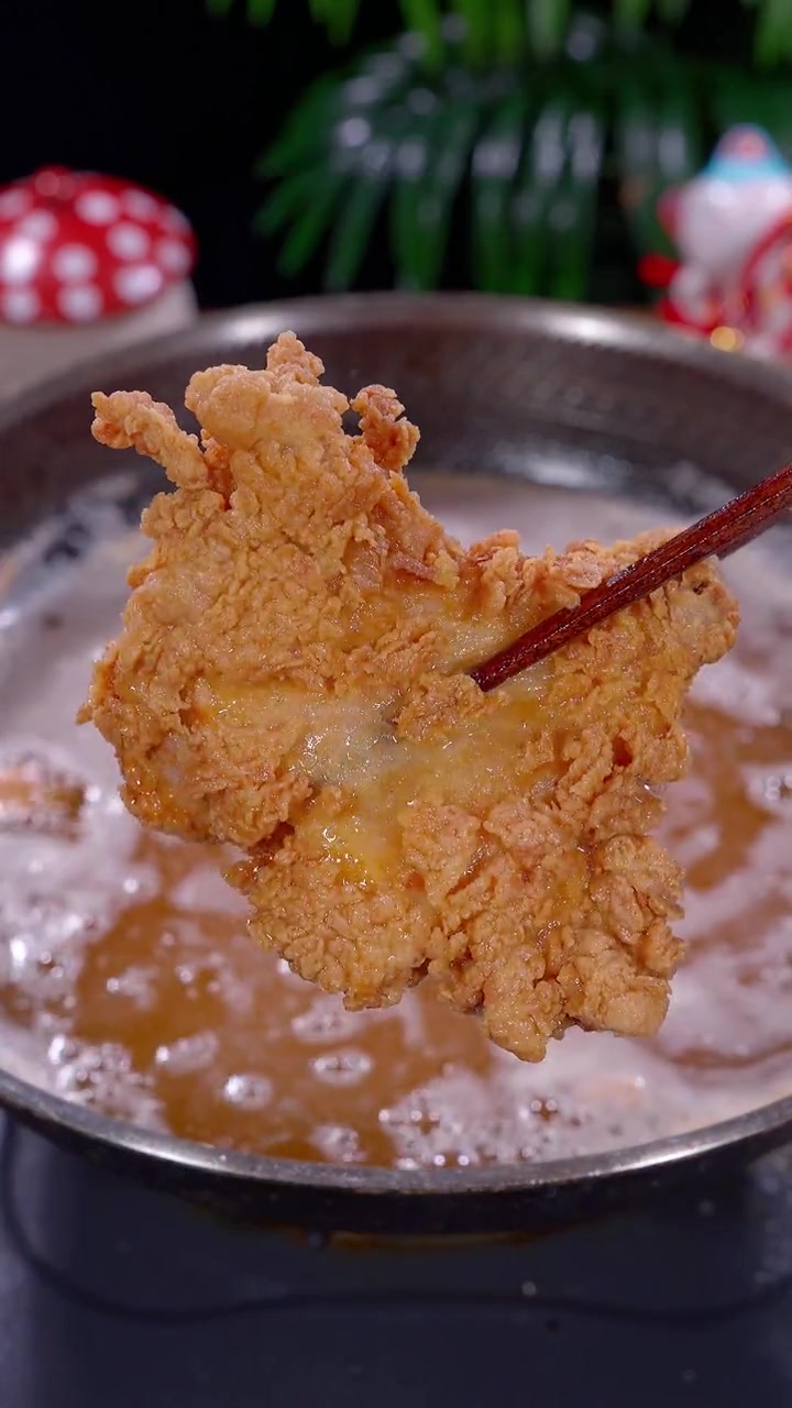 暑假孩子想吃炸鸡翅,作为一个合格的爸爸,自己在家做干净又放心。炸鸡腿 妈呀太香了