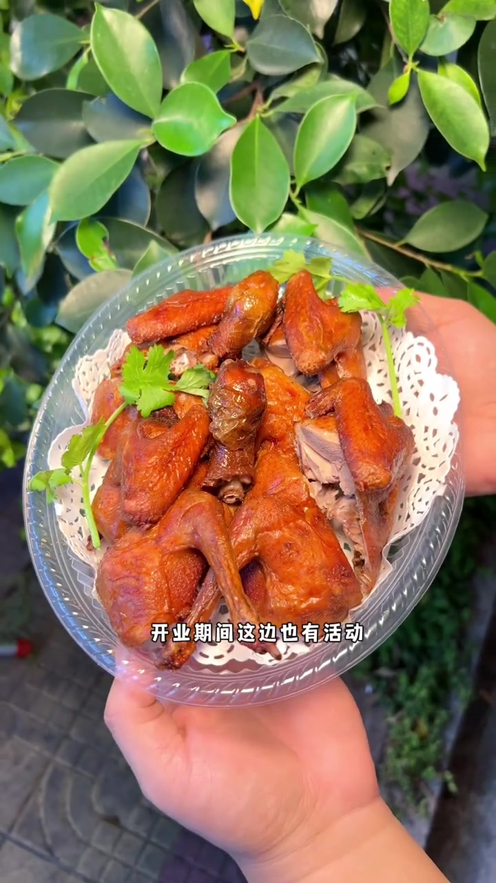 庵埠又有一家很有特色的宝藏店,这边的冰皮鸡和脆皮乳鸽真的是巨好吃~ 吃货 乳鸽 美食 地方