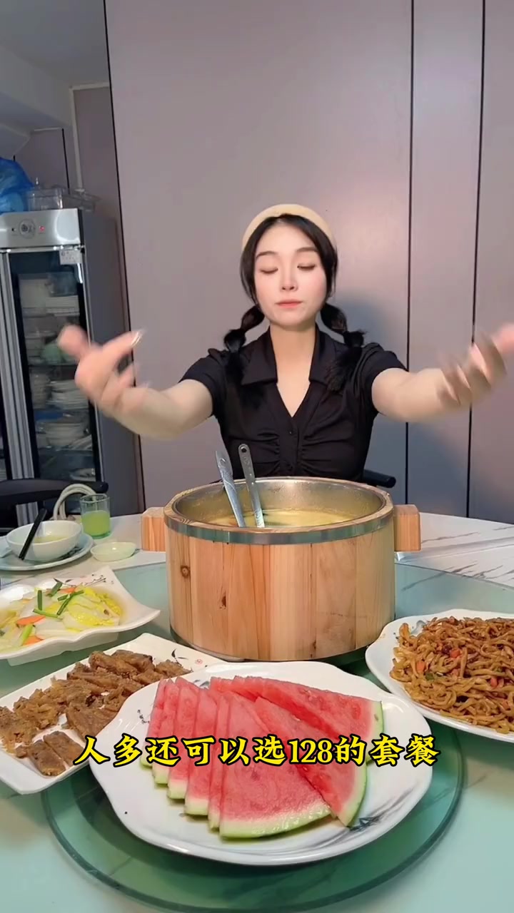 穿街走巷就为了吃这木桶鱼!几百度高温的鹅卵石+木桶才能做出来的美味!木桶鱼 同城美食 快来
