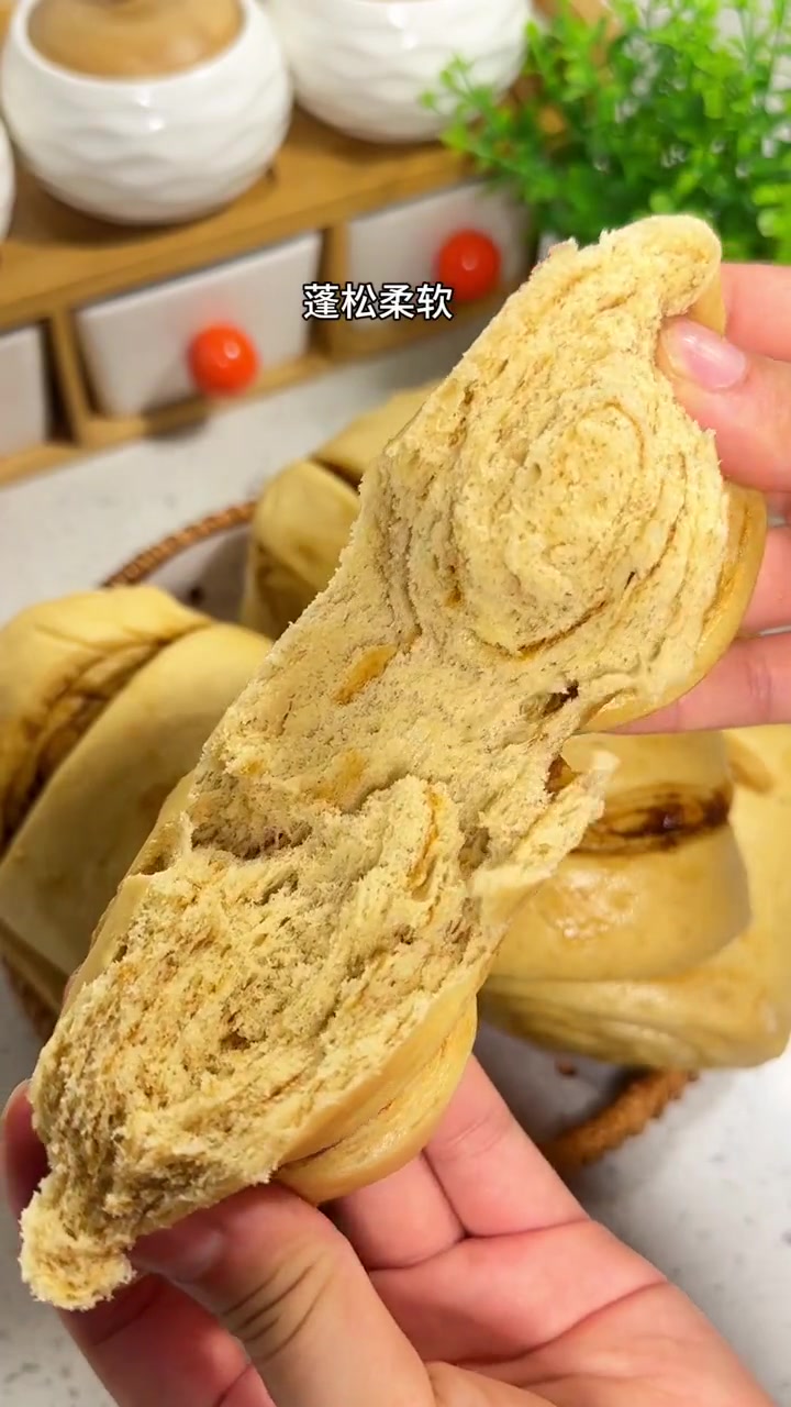 热腾腾的红糖大馒头出锅啦,个个像棉花糖般柔软,刚出锅就吃了两个,真好吃 红糖馒头 红糖馒头