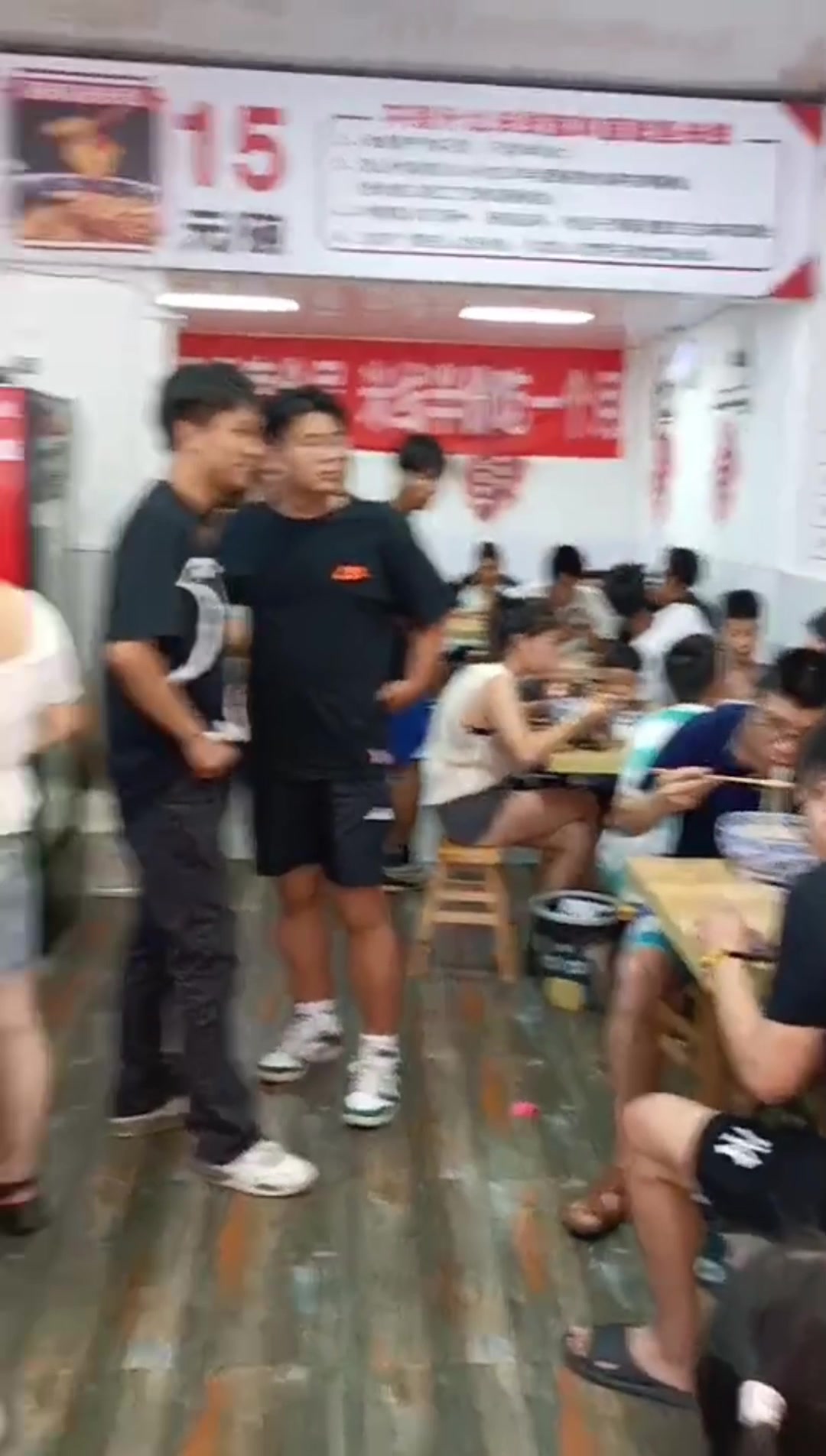 40度的炎热中午,再来一碗101度的原汤番茄鱼米线,爽透了
