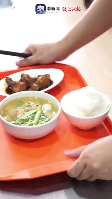 老年食堂提升菜品 口味 装修吸引了更多年轻人