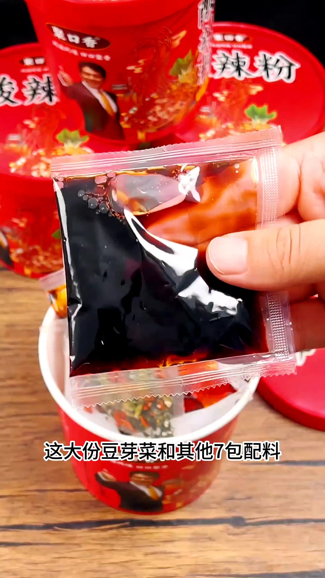 老重庆口味桶装酸辣粉吃起来更方便。桶装酸辣粉哪个牌子最好吃