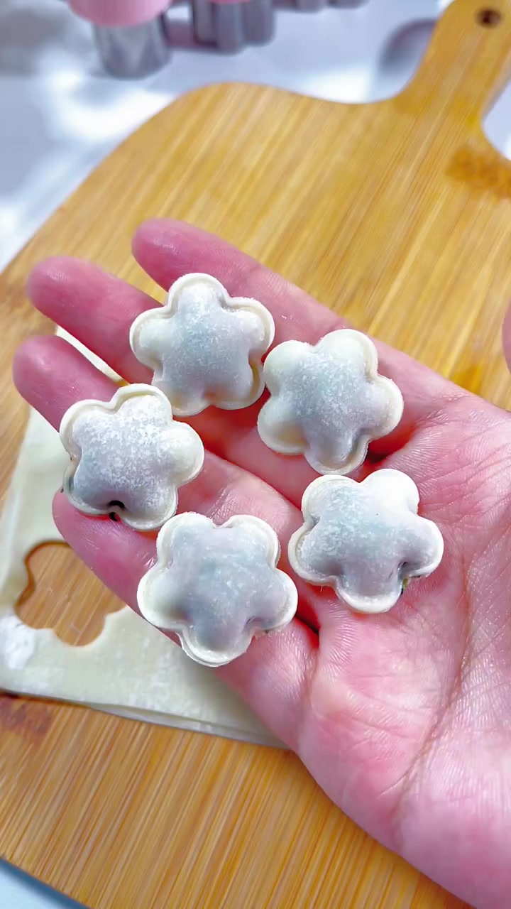 把菠菜和牛肉做成好看又好吃的小花馄饨,10个月以上宝宝就可以吃,孩子一口一个软嫩鲜香