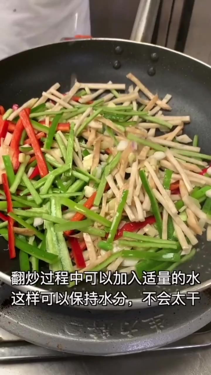 教大家做一个顺德地道的,锅气十足,味道鲜香的顺德头菜炒五花!正!