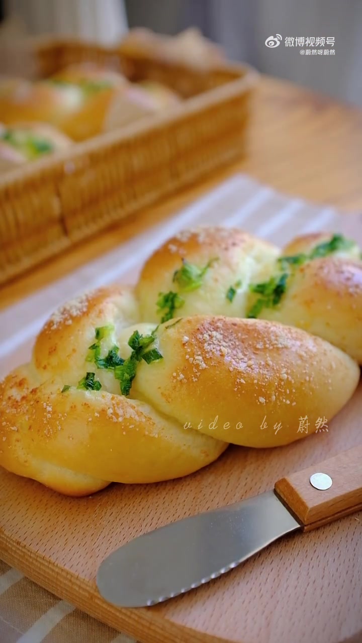 「葱香黄油辫子面包」咸香松软的辫子面包,葱油与奶香搭配的恰到好处