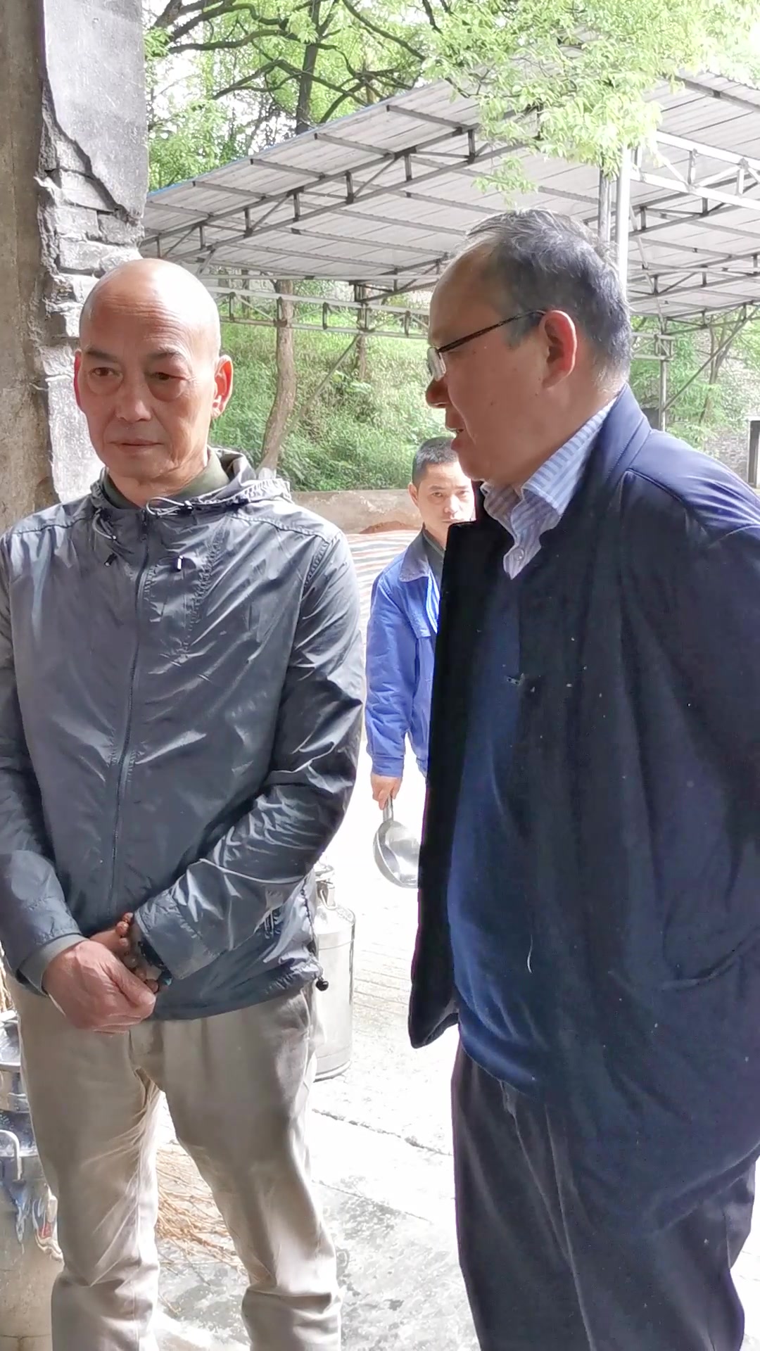 金喜来大观园生产基地,曾总介绍酒厂用了和五粮液相同的生产工艺