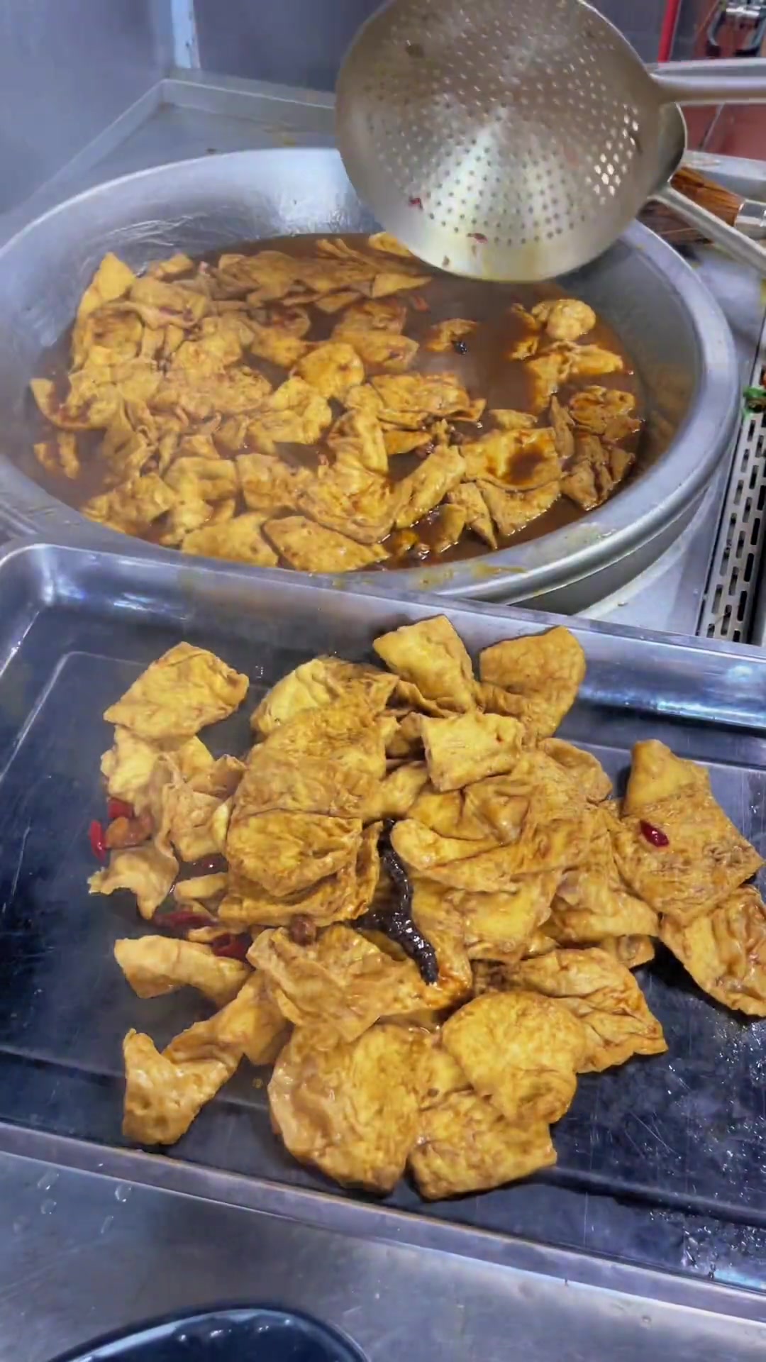 今天分享蒜头酱豆腐,调一个蒜头酱,拌什么都好吃,真的太简单了。配方毫无保留,放心制作。妈呀