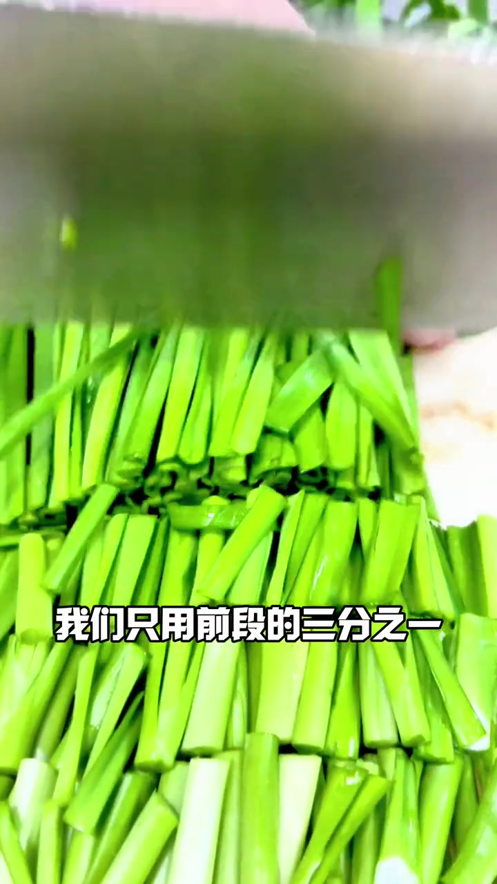 今天为大家分享一道胶东美食 地道的渔民味道 那叫一个好吃 干面条鱼 地方特色美食 当地人爱