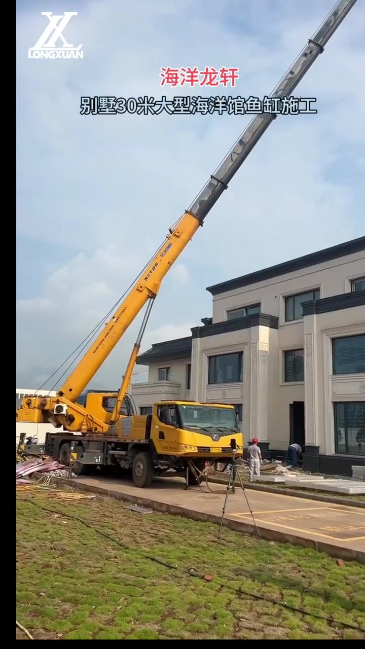 别墅30米大开海洋馆鱼缸施工中 大型鱼缸 亚克力鱼缸 大型亚克力鱼缸 鱼缸定制 海洋龙轩 