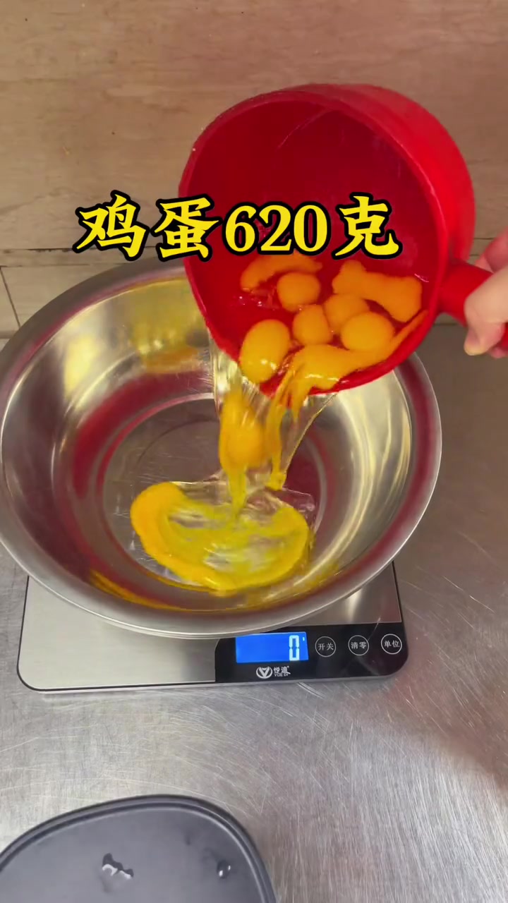 今天分享蒸爆浆蛋糕,蛋香浓郁,蓬松绵软。真的太好吃了吧,做法简单。配方毫无保留,放心制作。