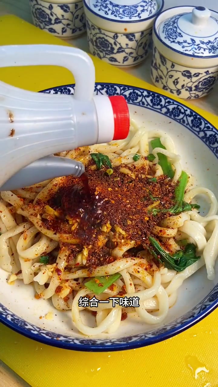 天下面食都吃遍!首推我们陕西滴油泼面!陕西油泼面 陕西美食 好吃到停不下来