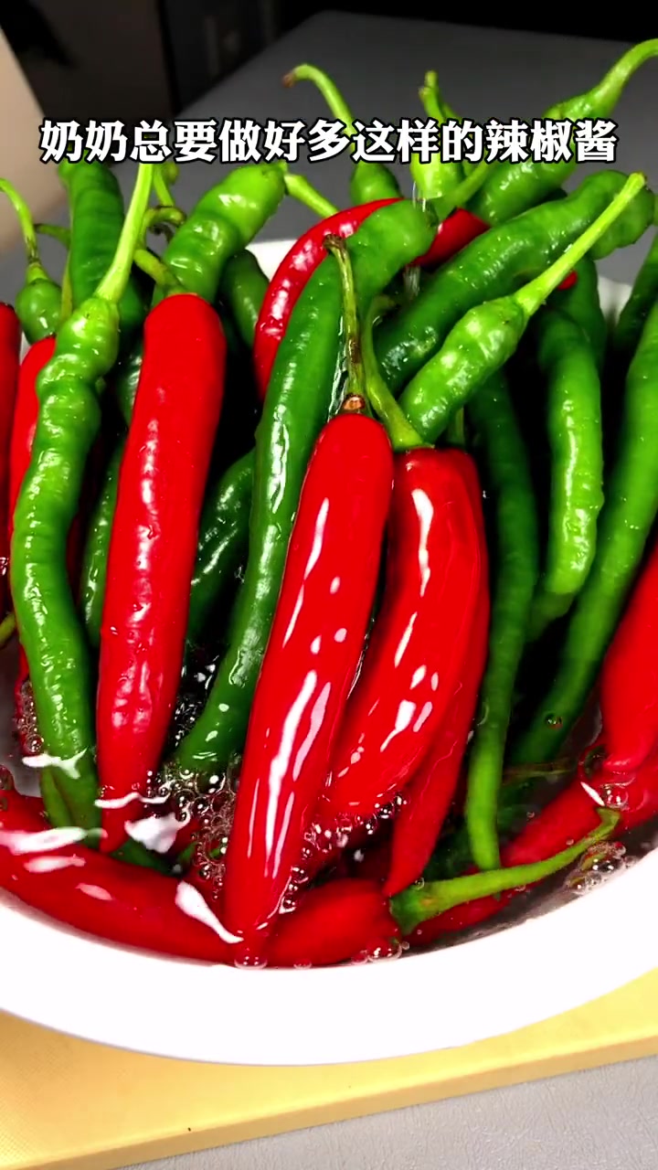 每年夏天不想吃饭的时候,奶奶总要做好多这样的辣椒酱,鲜辣美味,超级下饭 自制辣椒酱