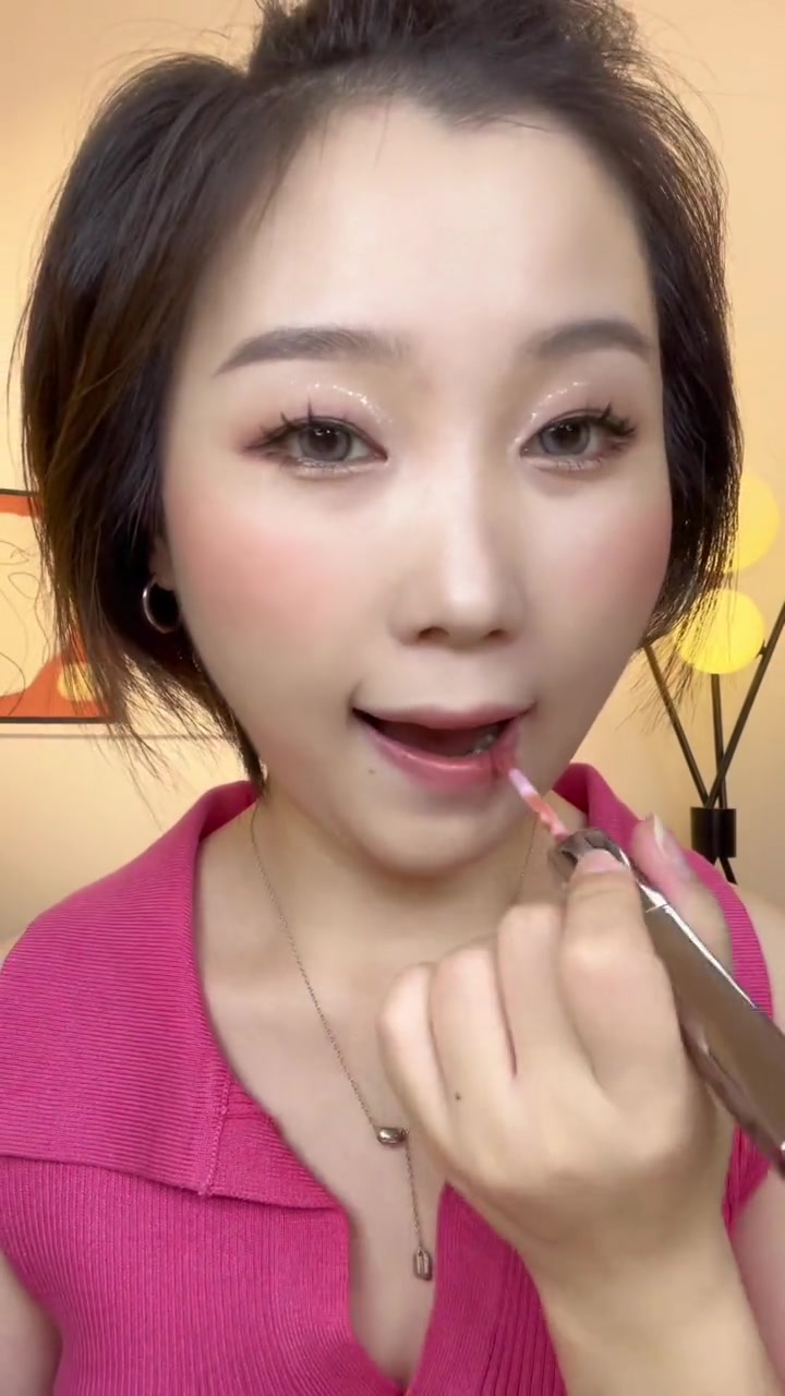 把秋天的第一支奶茶色系唇釉焊在嘴巴上,喝不喝秋天第一杯奶茶也无所谓 稚优泉 唇釉试色 不沾