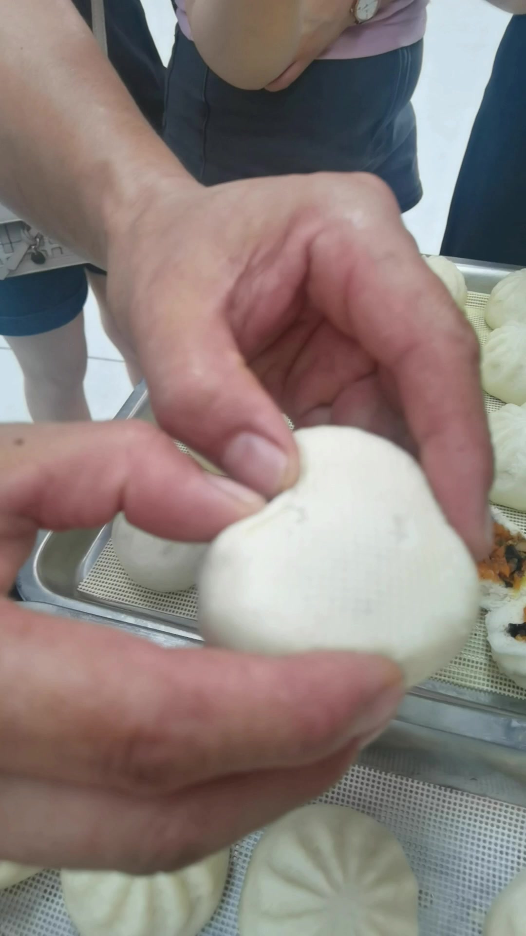仿手工包子机,机器代替了人工,包子大小可调,皮薄馅满