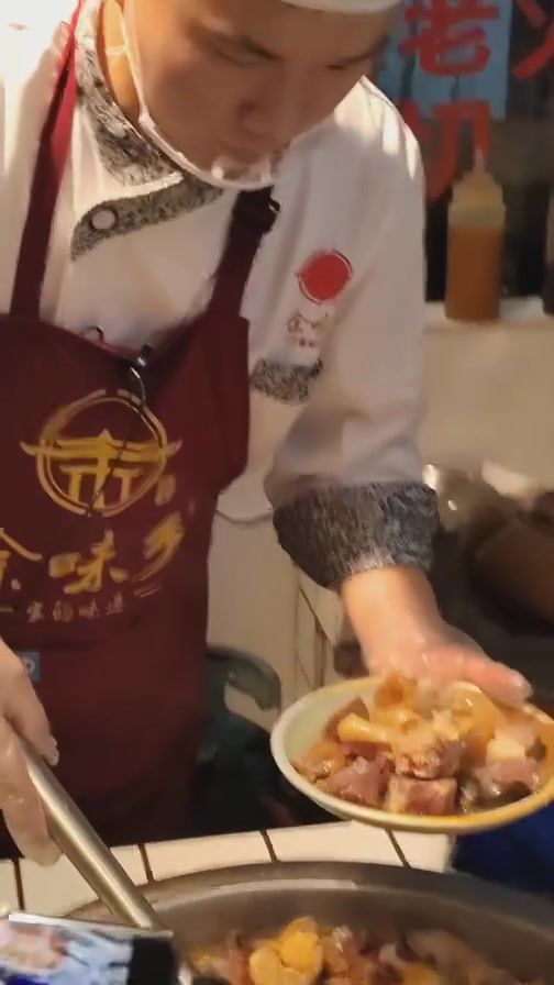 #美食#昆明余味乡宣威菜的新吃法:三年宣威老火腿炖臭豆腐,太香太辣太爽啦!
