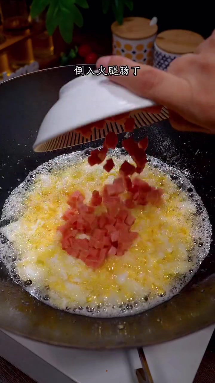 下班不想做饭,花几分钟做个外婆菜鸡蛋炒饭吧,简单又好吃 外婆菜 剩米饭做法 蛋炒饭