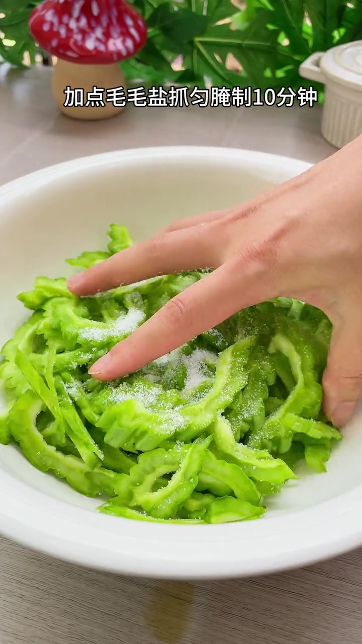 每年这个季节我都会煮苦瓜肉片汤清凉解暑又不苦 苦瓜汤的做法