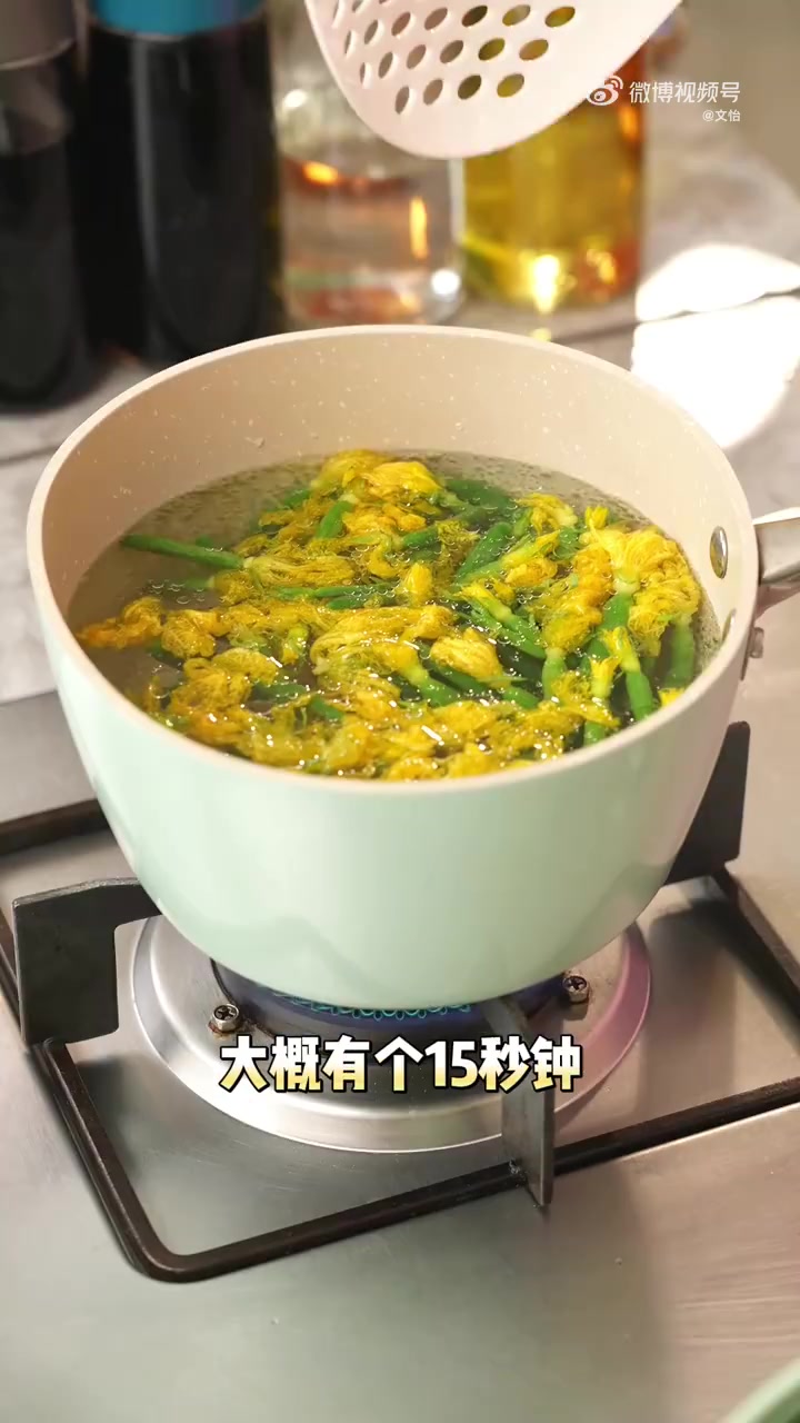 「凉拌黄瓜花 教程来啦」这道菜端上餐厅的餐桌,比一般凉菜都贵。实际上,在家做成本很低,戳视