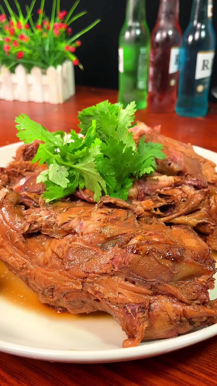 不知道吃什么的时候你就卤点鸡架吃,主要是便宜还好吃,当小零食吃 美食 美食教程 卤鸡架