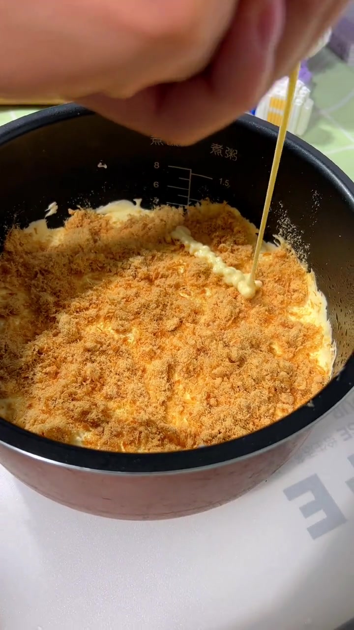 一次就可以做成的蛋糕,只需要三种材料就可以做成的电饭锅肉松蛋糕,真的简单方便又好吃!和外面