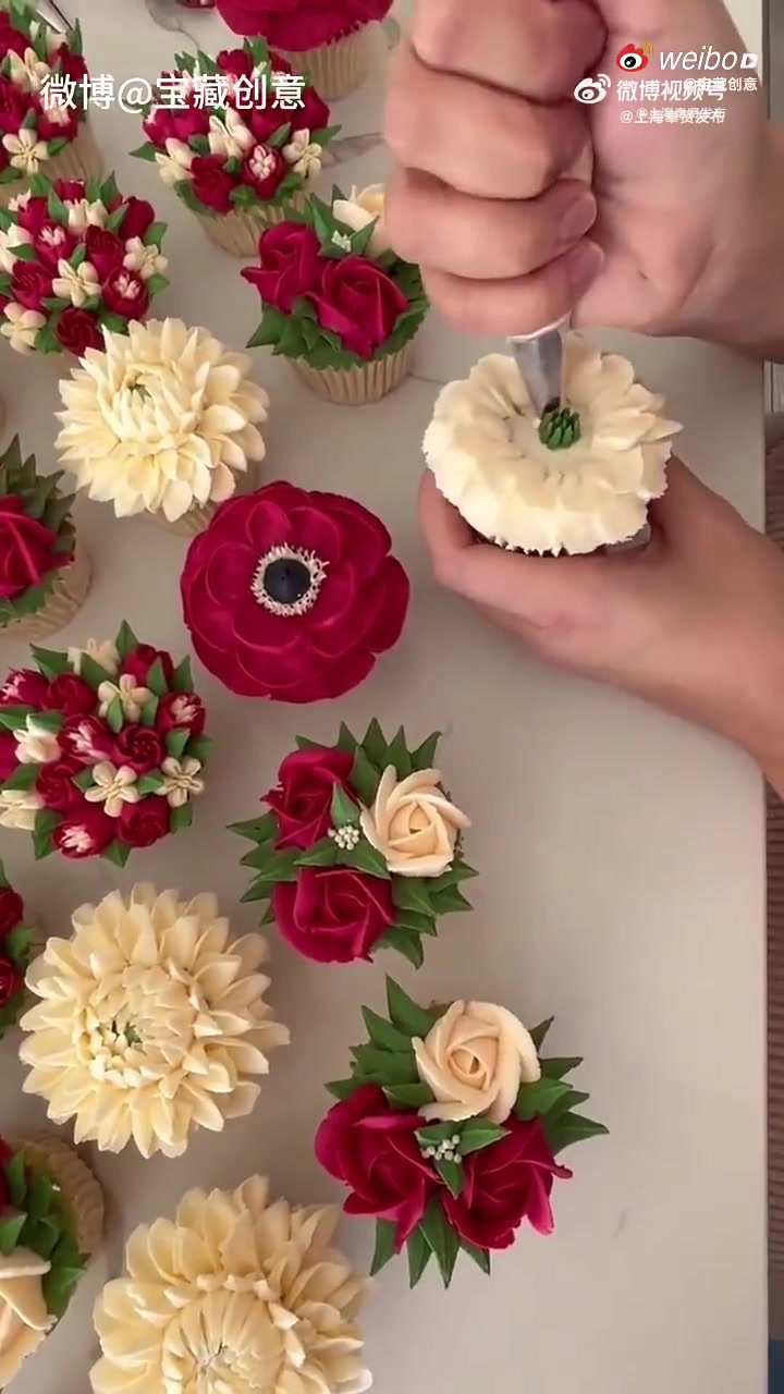 晚间分享「这蛋糕不吃也罢 」网友:花朵纸杯蛋糕,看着就舍不得吃……via:网络