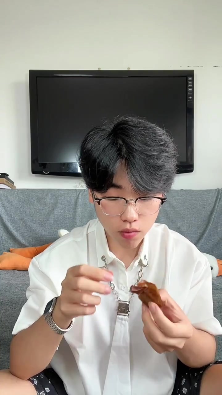 给大家推荐一款解馋小零食,一包的热量只有36大卡,零碳水,0.4克脂肪,配料表还嘎嘎优秀~