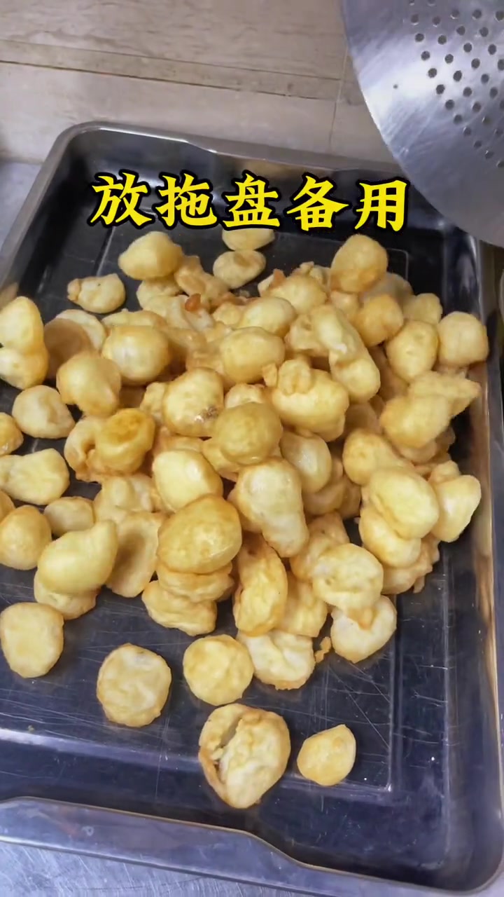 食堂厨师还原广东非遗美食,皱纱鱼腐。皮薄如禅翼,松软嫩滑。真的又简单又好吃。配方毫无保留,