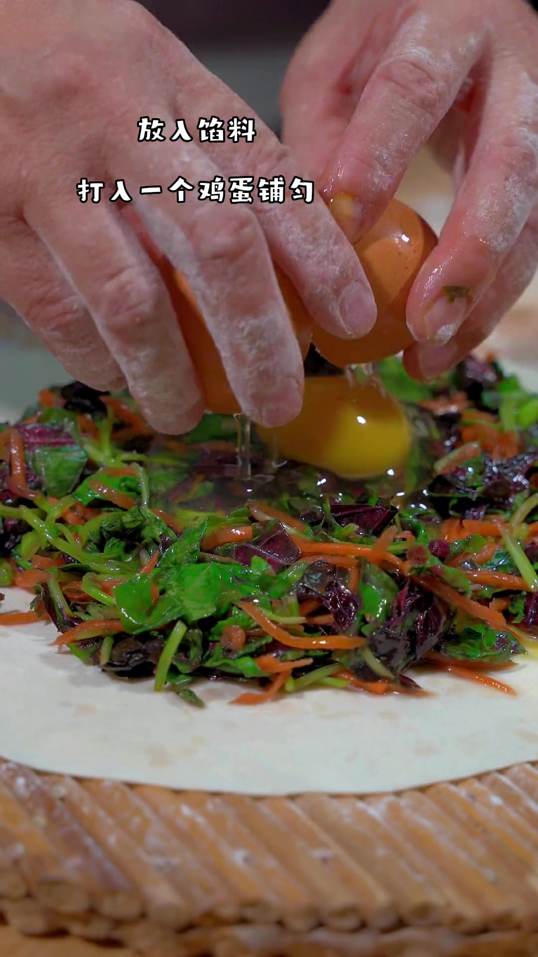 河南塌菜馍,外皮筋道,包裹着满满的蔬菜,营养又好吃。河南美食 家乡的味道 正宗河南菜馍做法