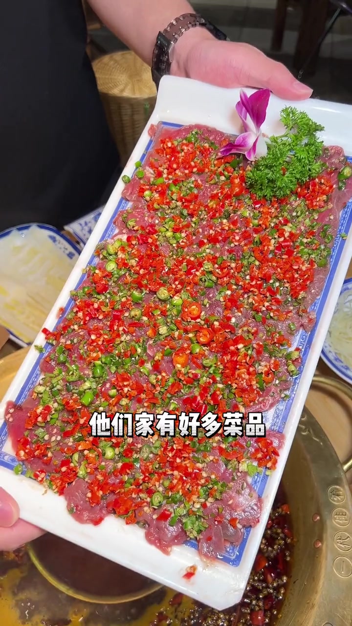 除了美蛙鱼头,还有好多重庆风味菜品!是我近期吃过的火锅的头部了!地址里代金券也很划算哦 艾