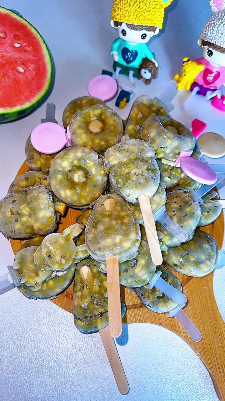 绿豆糕 分享一款从我7岁就会做的适合夏天吃的一款绿豆解暑雪糕,小时候的最爱啊,做法简单一学