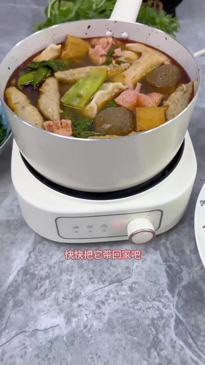 晚上喜欢吃宵夜的小伙伴,这款小熊电煮锅,美观又实用,分体设计,冲刺也方便,快快把它带回家吧