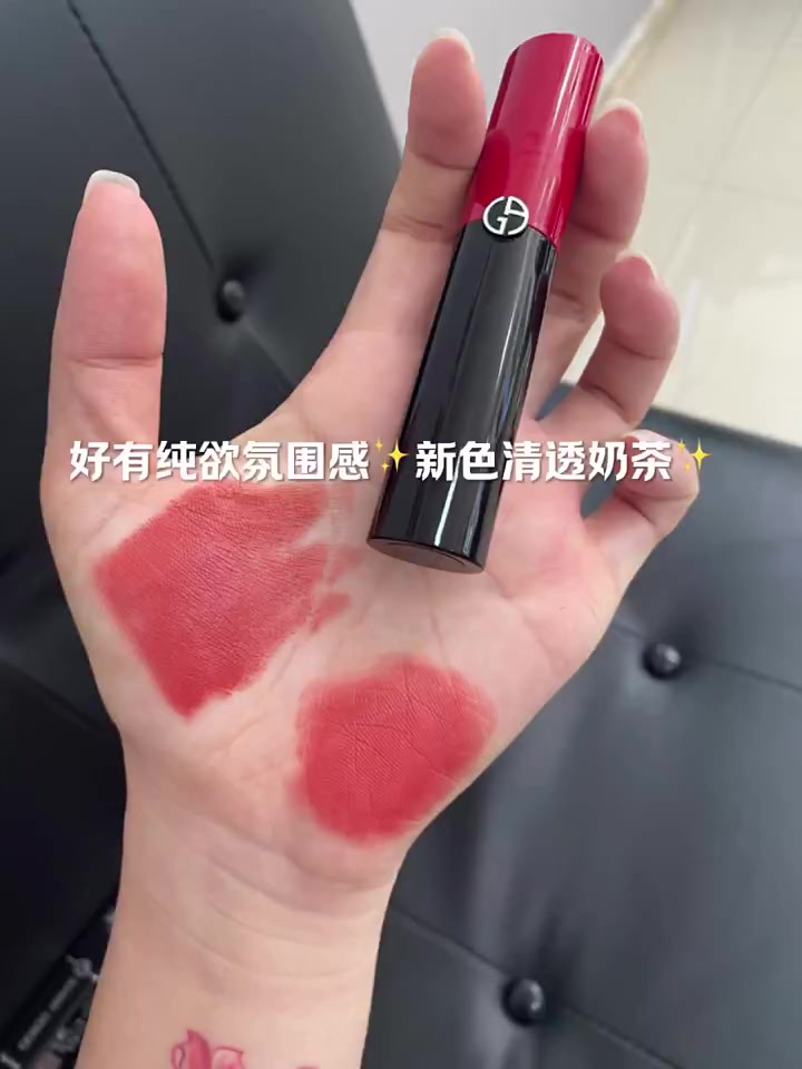 来人把它给我死死的焊在我的嘴上可以吗?!超嗲的奶茶色系诶!咋说呢?豆沙粉+奶茶调+蜜桃调的