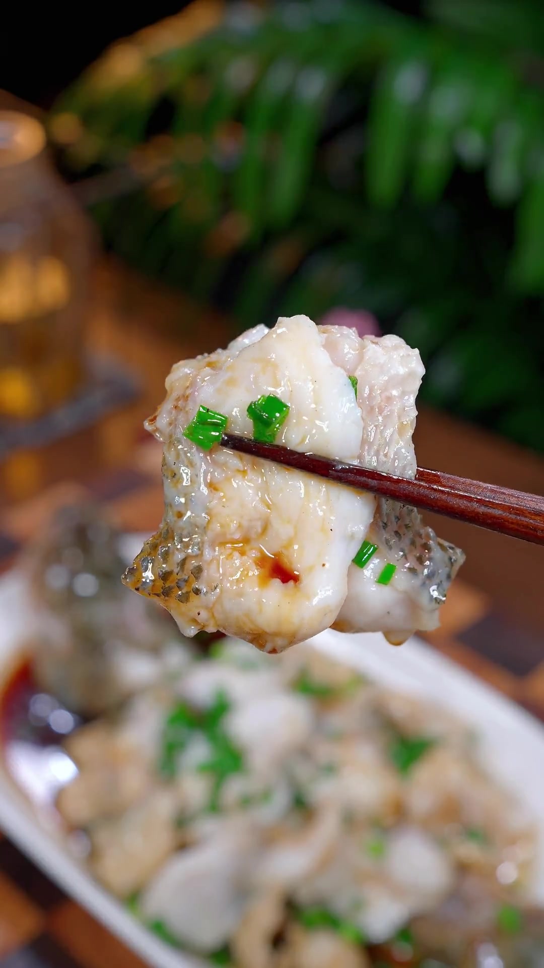 葱油鲈鱼到底是先泼油还是先淋汁,今天就把正确做法分享给大家。妈呀太香了 葱油鲈鱼