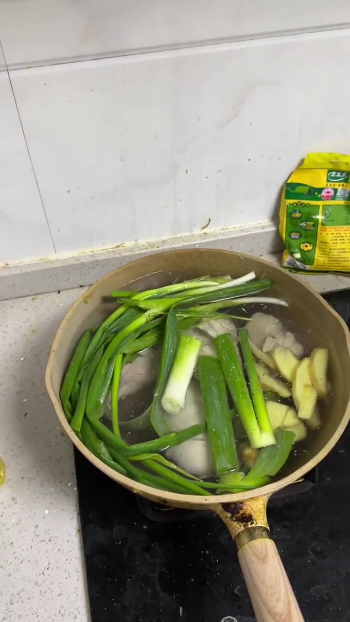 灌水第二天,一天四块纯水煮鸡胸肉和2个鸡腿2个鸡蛋,搭配8L左右的纯净水,精神状态良好,我
