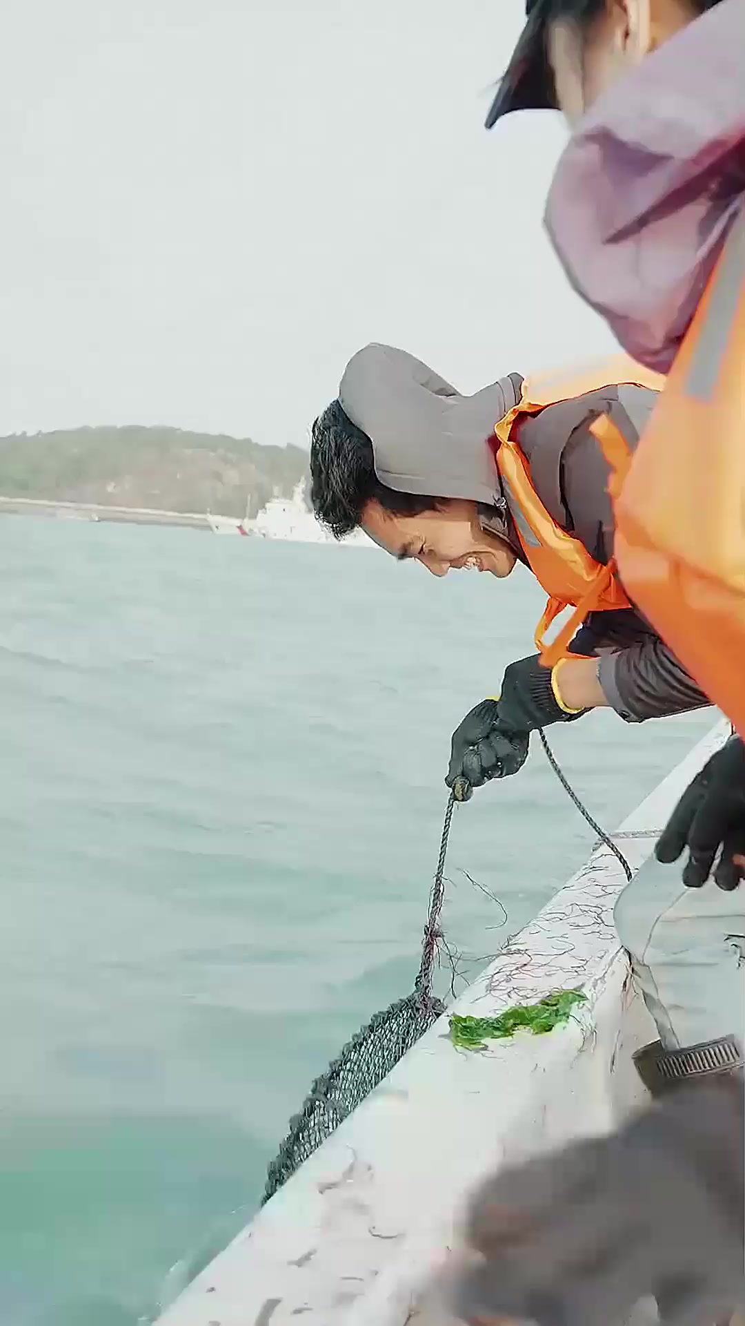 小麦-赶海收螃蟹笼,捕获带有剧毒老虎鱼和红石斑鱼,海鲜大餐是少不了
