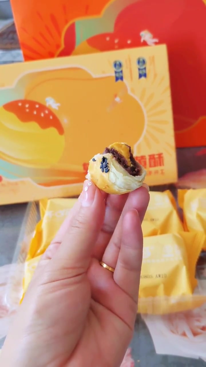 会拉丝的蛋黄酥谁能不爱,中秋节快到了给朋友家人们安排上 中秋新选择轩妈蛋黄酥 零食分享 中