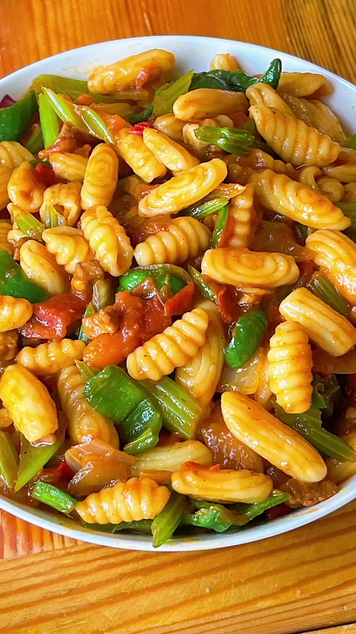 一盘超级无敌好吃的炒麻食,生活本就平平淡淡,厨房的柴 米油 盐 酱 醋才是最真实。喜欢这款