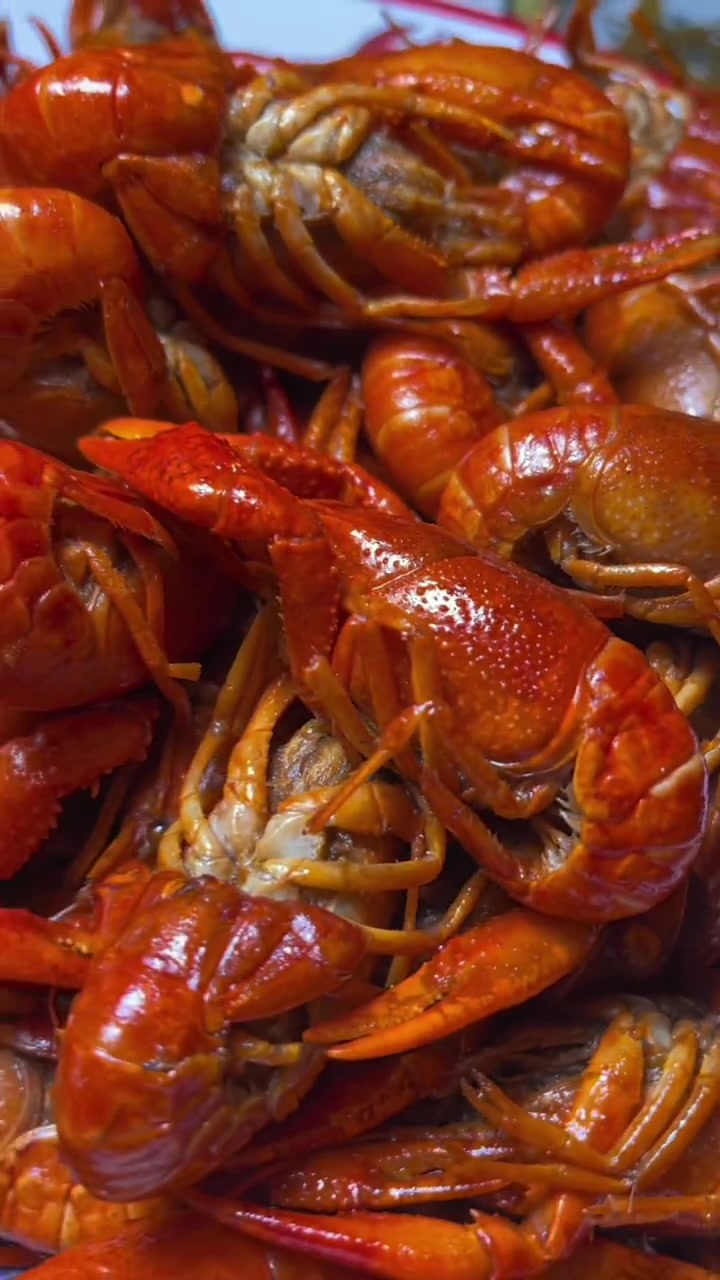 今天带你们来常平潜江虾皇 198搞一份大虾吃吃 还送了几个下酒菜～为五一假期准备512g的