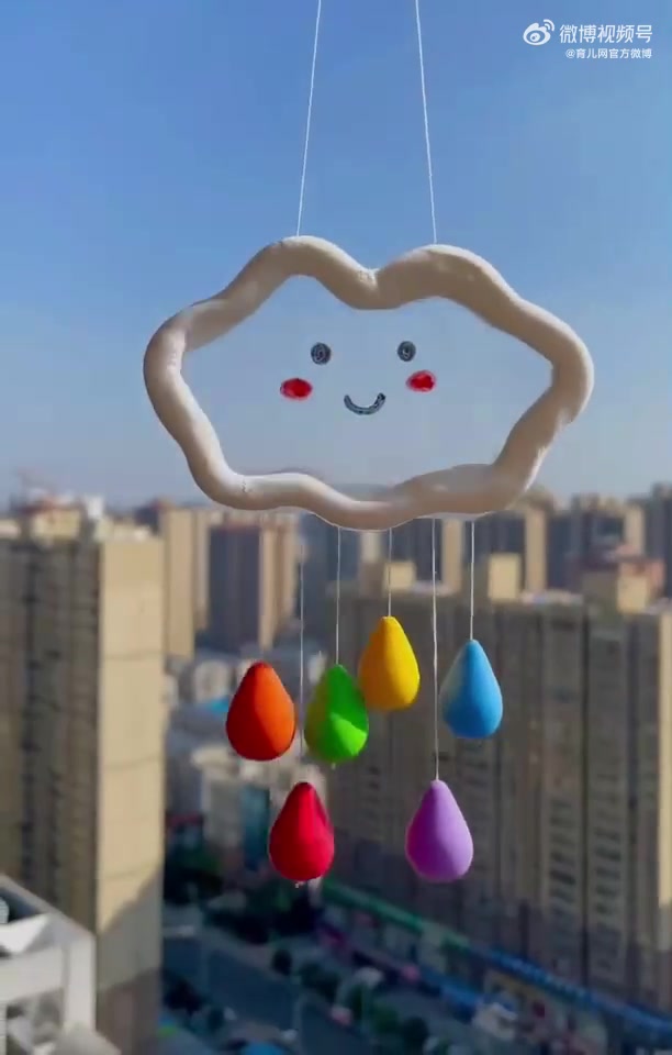 「亲子手工」装水果的透明盒子不要扔,加上粘土就是漂亮的云朵挂饰了哦(via:告白)