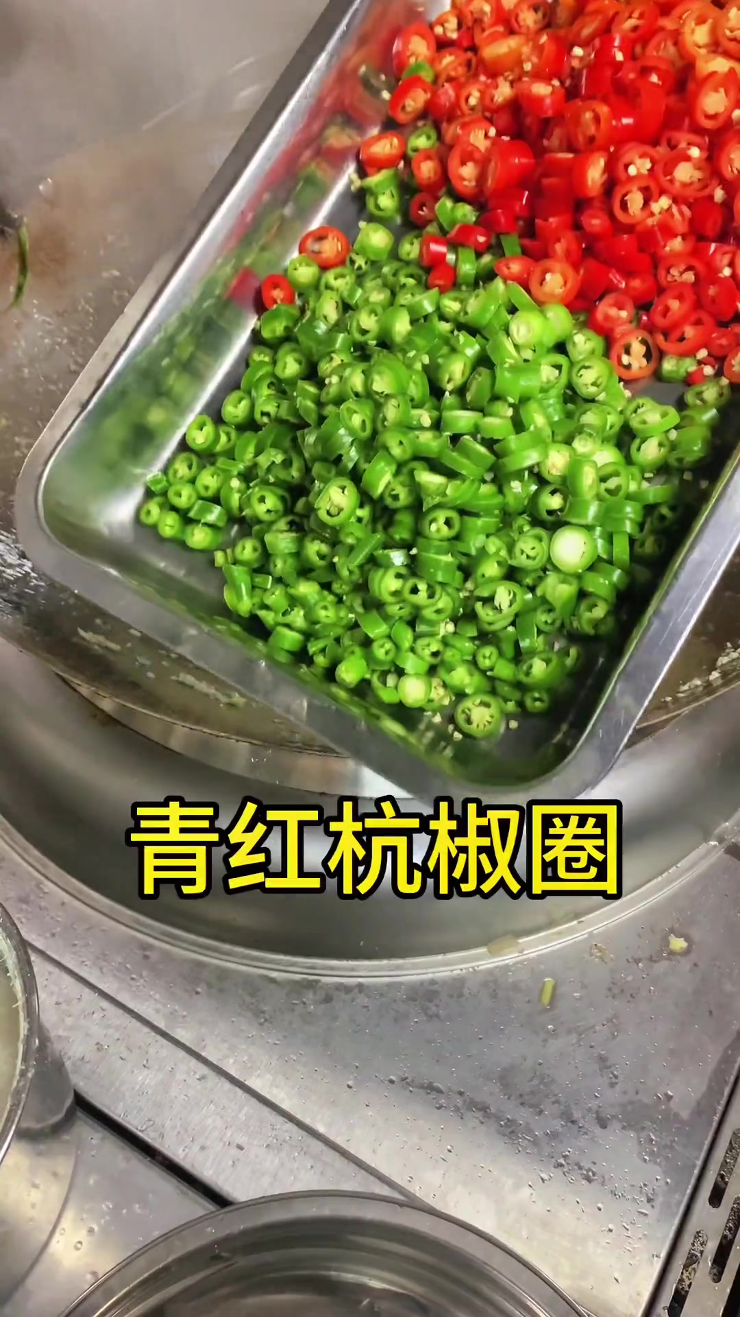 去年分享这道招牌菜,几百位粉丝反馈特别好,夏天到了,今天把招牌醋椒猪脚再次分享,像我这样做