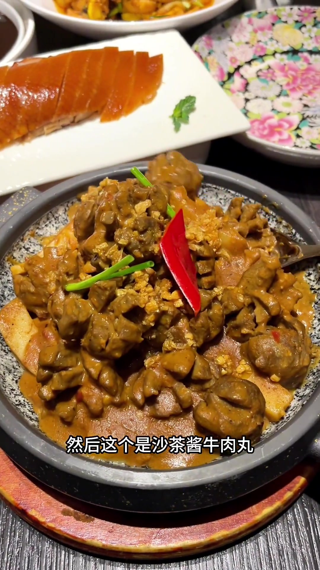 就是那个沂蒙路上人尽皆知的福满园!鱼头泡饼和烤鸭都太好吃了!99一桌!临沂 临沂美食