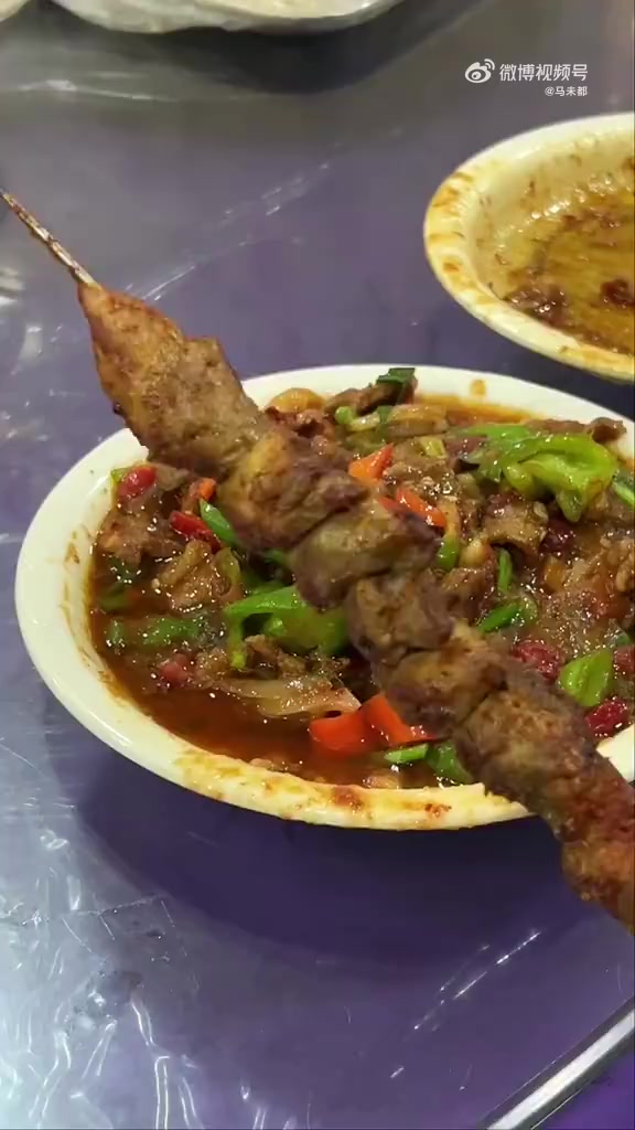 马未都 来新疆啦~欢迎欢迎呀「鼓掌」一盘地道的新疆拌面,配上烤羊肉,味道嘎嘎香「馋嘴」