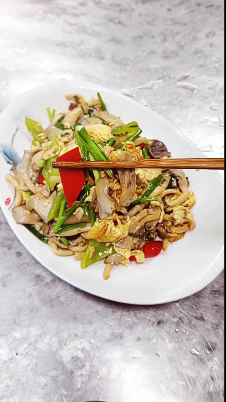 成本不到五块钱的蘑菇炒鸡蛋,做好了竟然比肉都好吃。美食 每日美食分享 创作灵感
