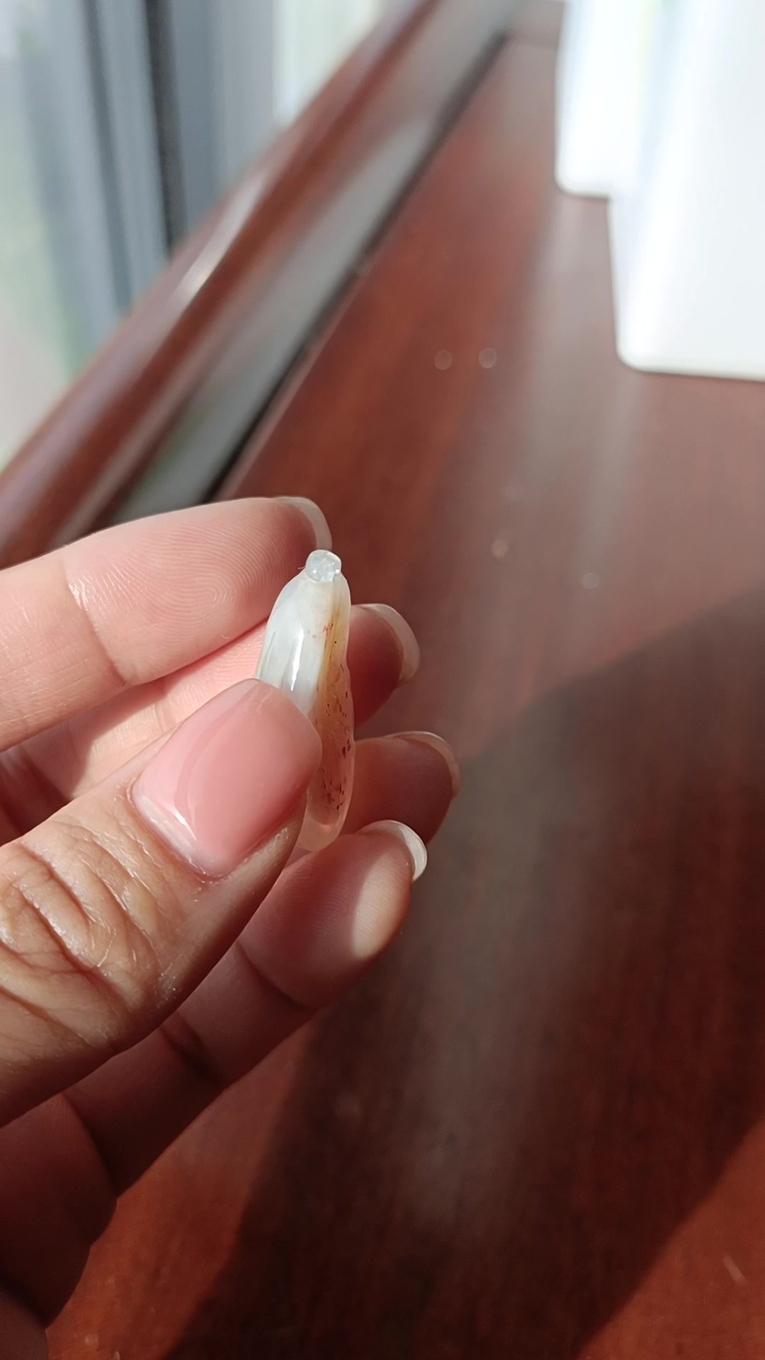 阿拉善糖心草莓点玛瑙白菜吊坠。