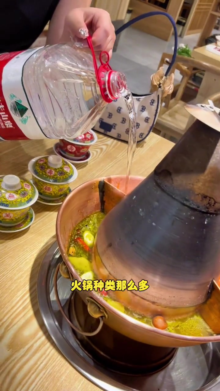 像掌灯里这样的火锅店,很难不爱吧。火锅约起来 铜锅涮肉 一起吃火锅 性价比高的牛肉火锅店推