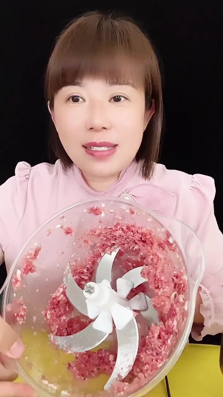 新升级电动绞肉机。五升容量。家里2-10口人都能用,500瓦大功率 动力强劲,多功能型的料